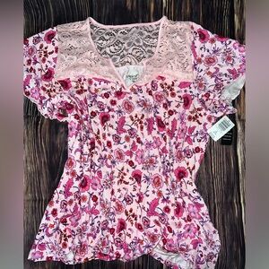 🌸NWT Pretty Floral Top🌸
